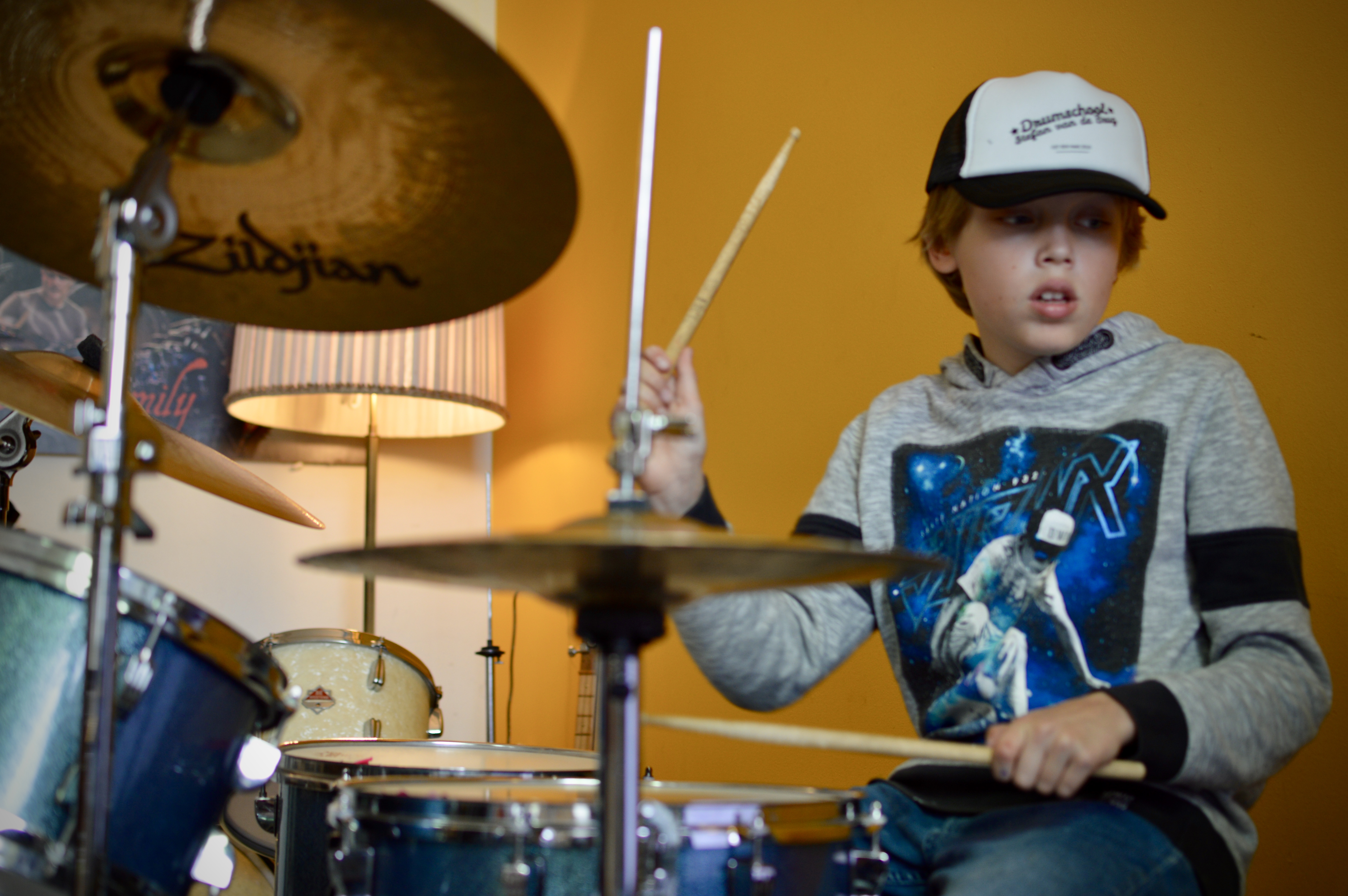 Jonge leerling leert drummen