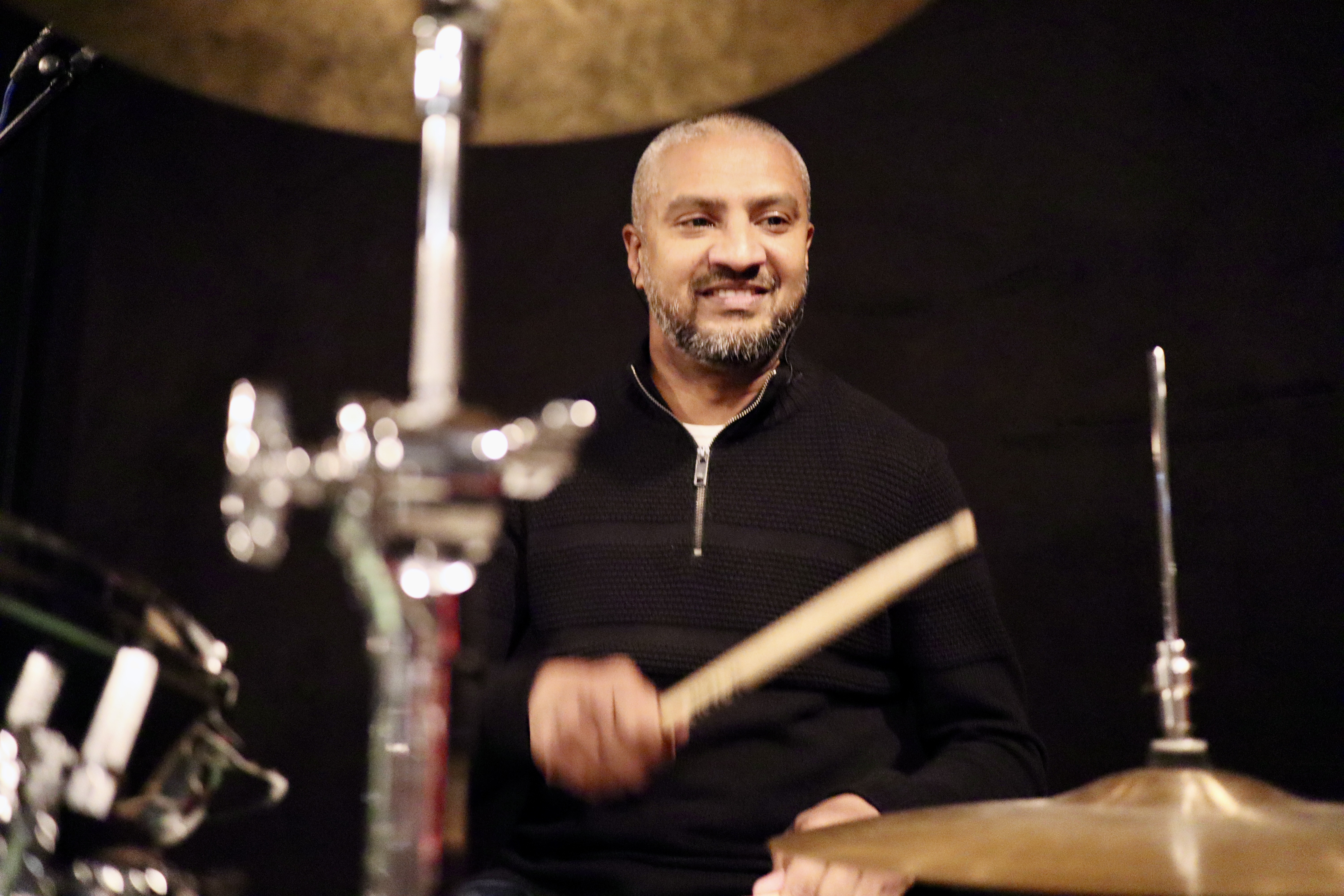 Volwassen leerling drumt met plezier