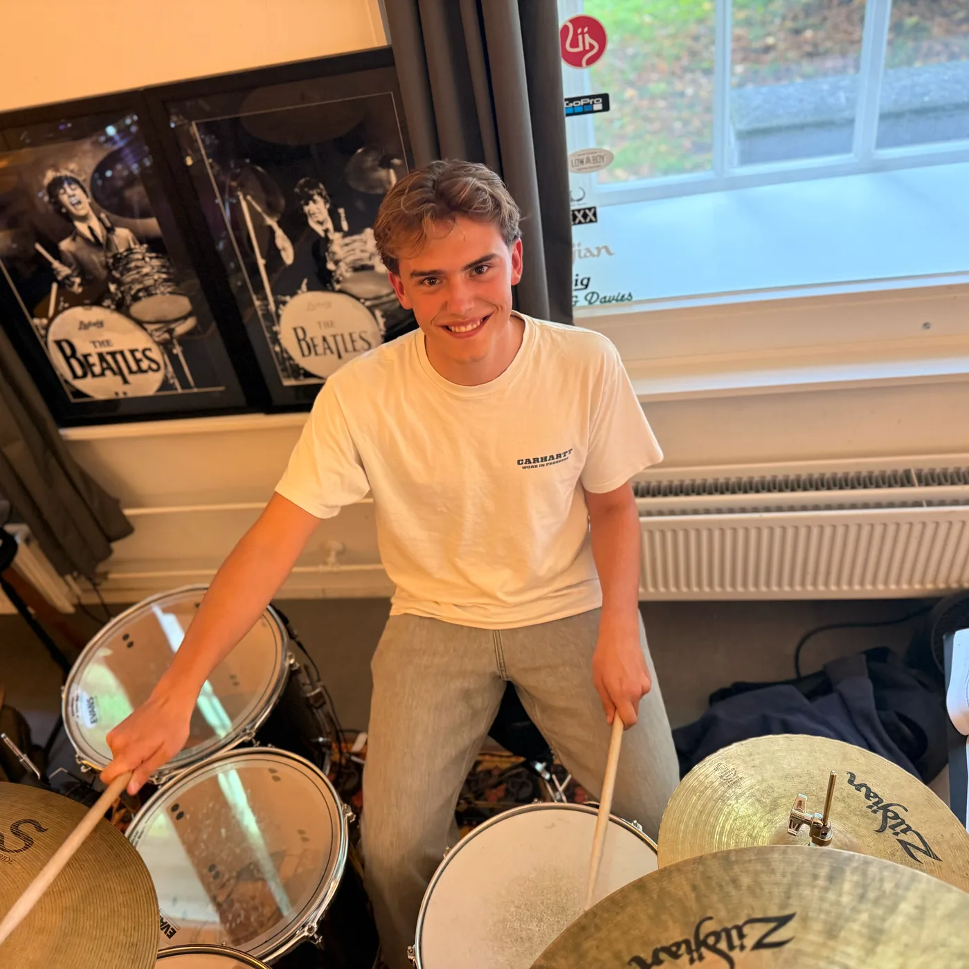 Max aan het drummen in de studio