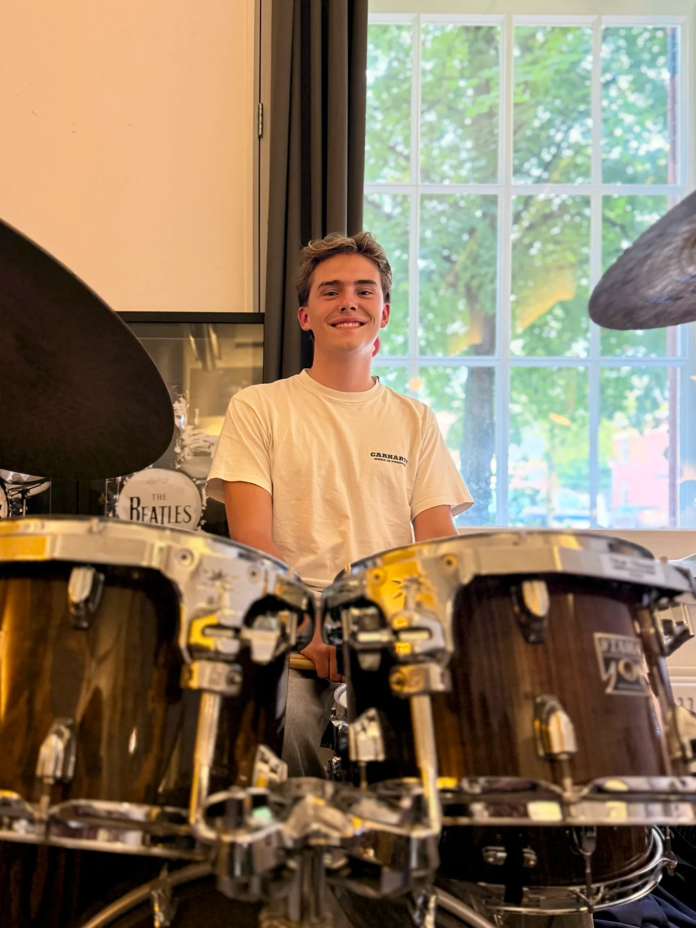 Max achter het drumstel in de studio bij HPC