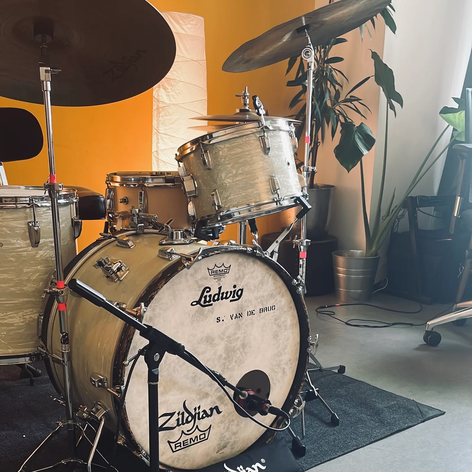 Ludwig Super Classic White Marine Pearl from ca. 1965 in The Drum Vault studio, The Hague