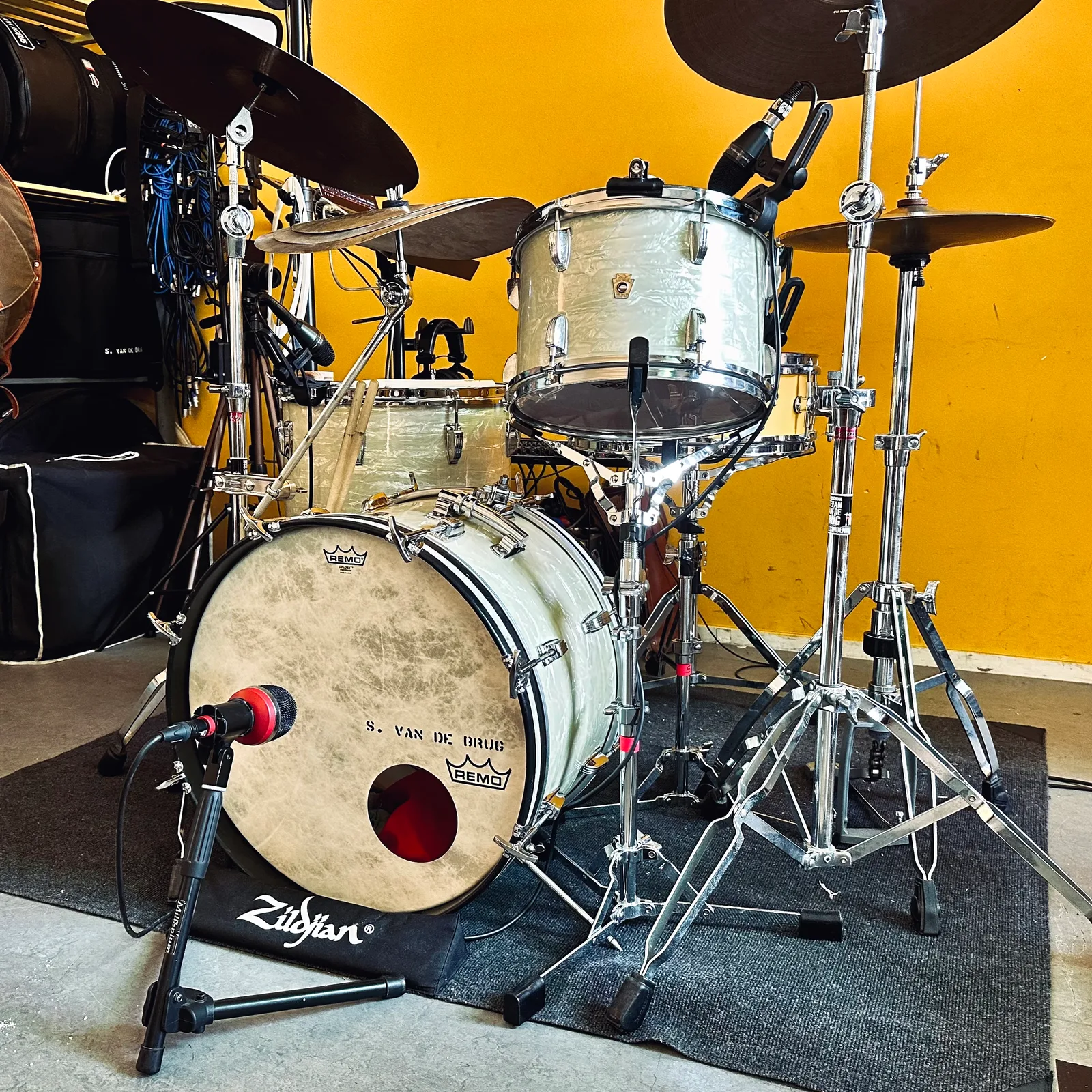 Ludwig Super Classic White Marine Pearl with 20-inch bass drum, mic’d up in the studio in The Hague